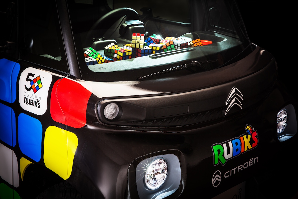 Citroën AMI e il Cubo di Rubik illuminano la Milano Design Week Citroën AMI e il Cubo di Rubik illuminano la Milano Design Week