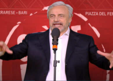 Emiliano difende l’indifendibile, l’imitazione di Crozza è esilarante