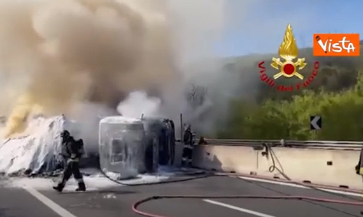 Incidente stradale sulla A1, Tir va a fuoco. L’intervento dei Vigili del Fuoco Incidente stradale sulla A1, Tir va a fuoco. L’intervento dei Vigili del Fuoco