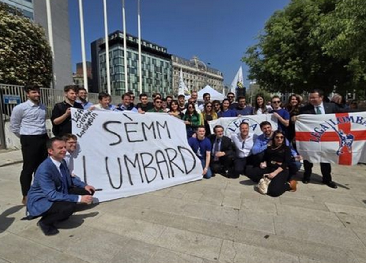Lega “splendida quarantenne”: il flash mob a Milano Lega “splendida quarantenne”: il flash mob a Milano