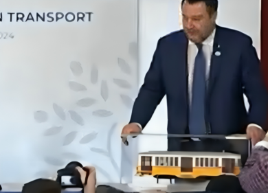 Il tram di Milano fatto di Lego per G7, Salvini: “Ma girarlo a sinistra…”.