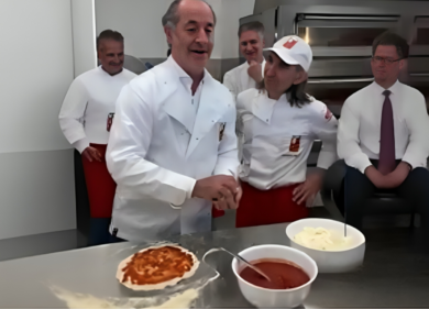 Zaia, il governatore del Veneto prepara la pizza. Il video fa impazzire i social