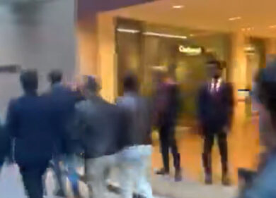 Speranza “aggredito” dalla folla, insulti all’ex ministro: “Assassino, vai in galera”