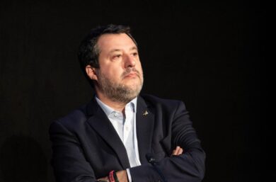 Lega, esce il libro di Salvini: “Controvento”, dedica a Maroni e Bossi