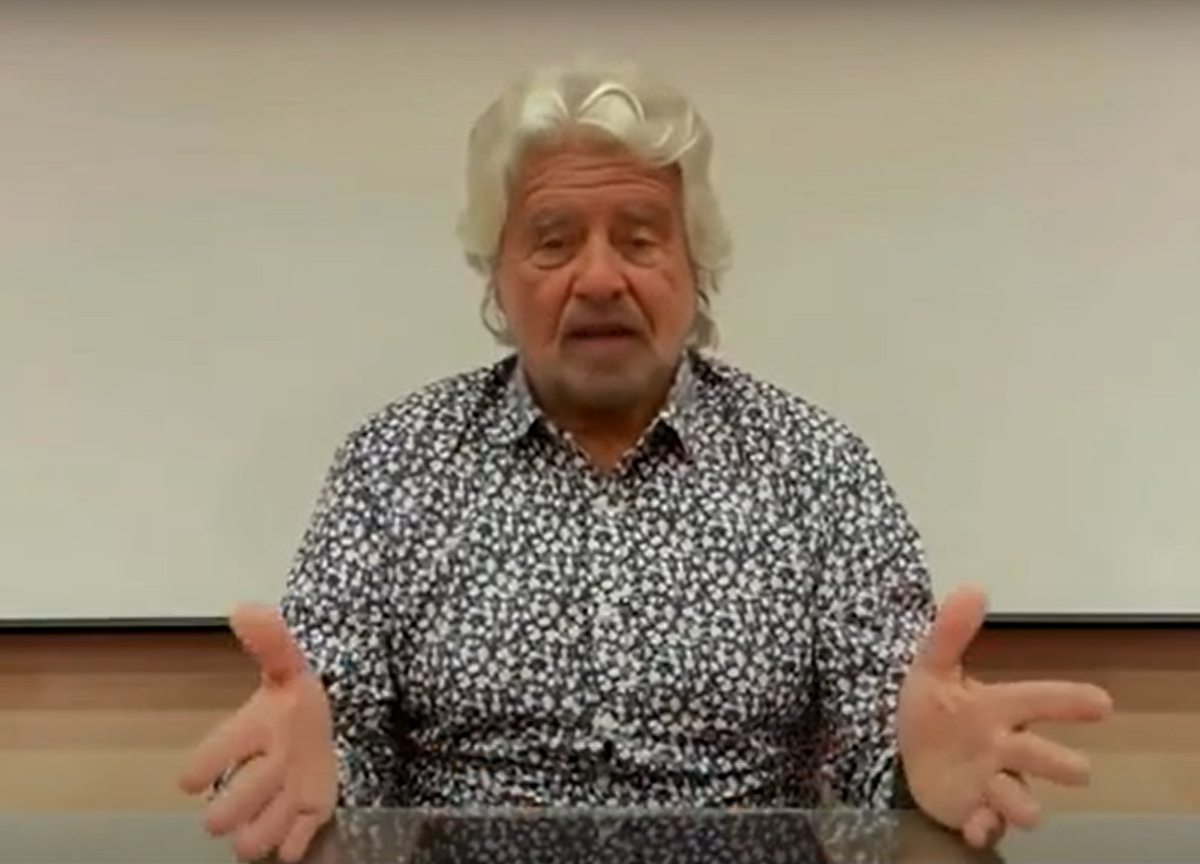 Grillo a teatro, il silenzio su Conte. Mazzata a Di Maio e aneddoti su Draghi