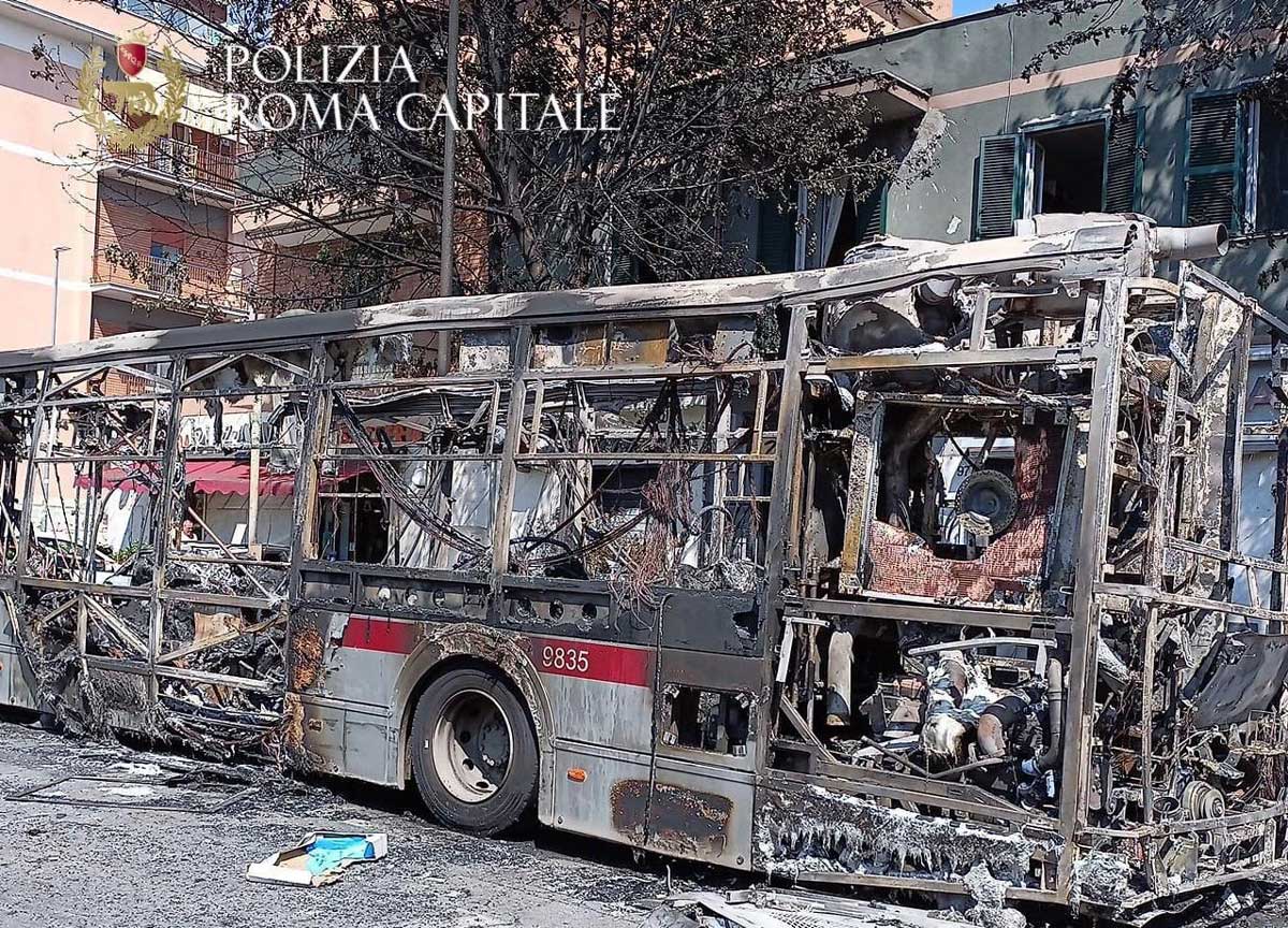 Bus a fuoco a Roma: rogo devastante tre intossicati. Il video della Mussolini