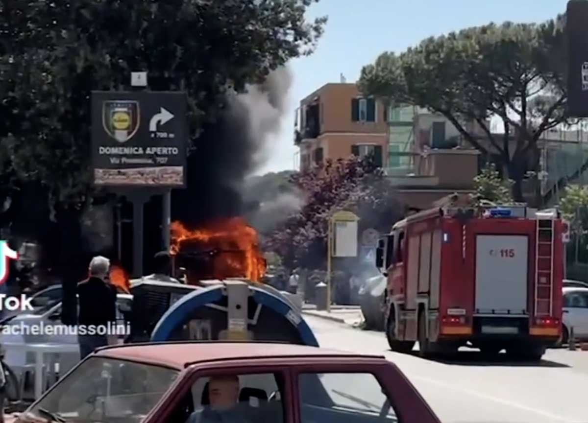 Bus a fuoco a Roma: rogo devastante tre intossicati. Il video della Mussolini