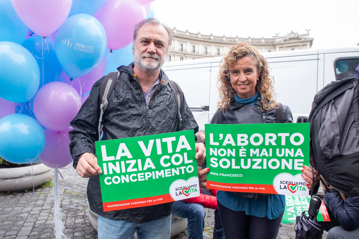 Aborto, la Destra vuole i Pro vita nei consultori. Ira delle opposizioni Aborto, la Destra vuole i Pro vita nei consultori. Ira delle opposizioni