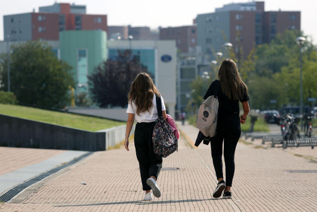 Pescara, la prof 54enne alla 14enne: “Sei bona. Se c’è la kisscam ci baciamo?” Pescara, la prof 54enne alla 14enne: “Sei bona. Se c’è la kisscam ci baciamo?”