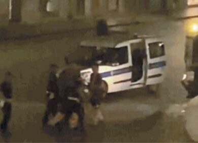 Follia a Roma, si arrampica sul cofano di un taxi in corsa: il video choc