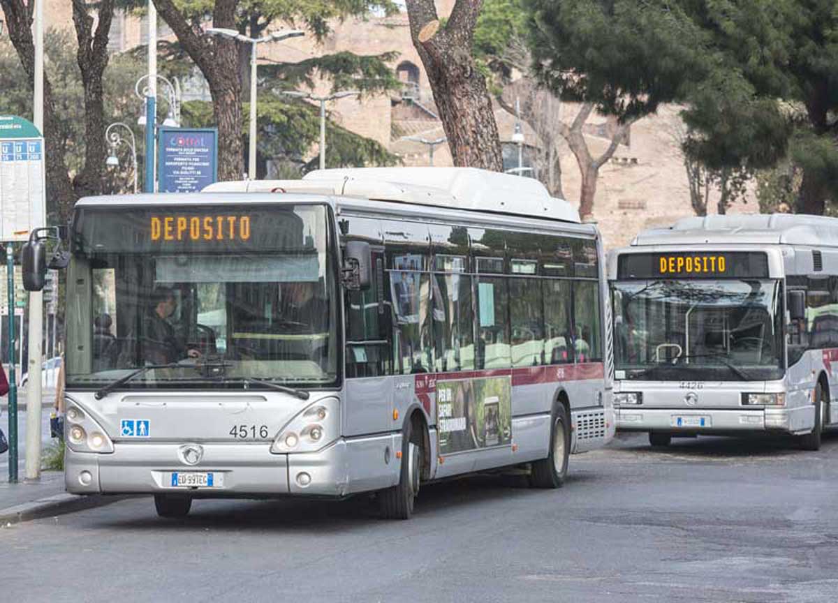 Trasporti, aumenta il prezzo del biglietto ma il 20% dei romani resta a piedi Trasporti, aumenta il prezzo del biglietto ma il 20% dei romani resta a piedi