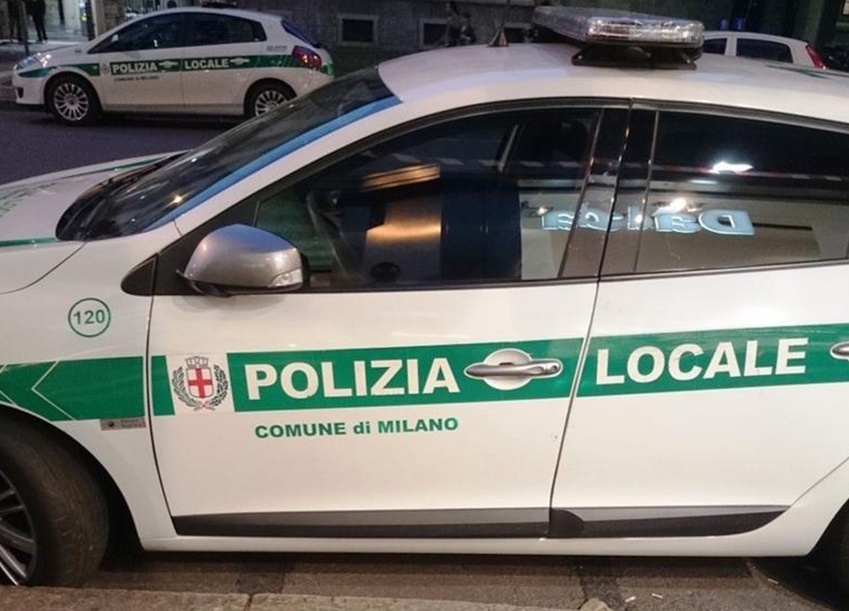 Allerta gialla per il vento a Milano, comignolo crolla su un’auto parcheggiata Allerta gialla per il vento a Milano, comignolo crolla su un’auto parcheggiata