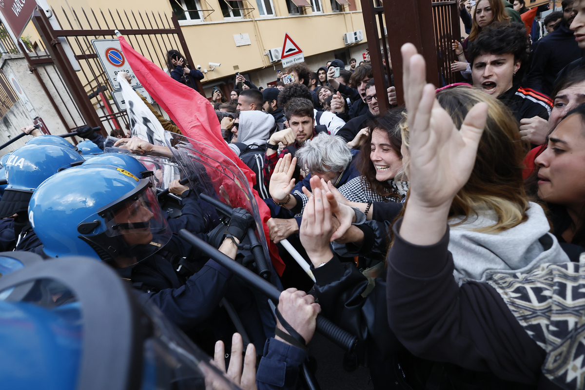 Roma, torna la violenza sessantottina. Quando Pasolini stava con i poliziotti Roma, torna la violenza sessantottina. Quando Pasolini stava con i poliziotti