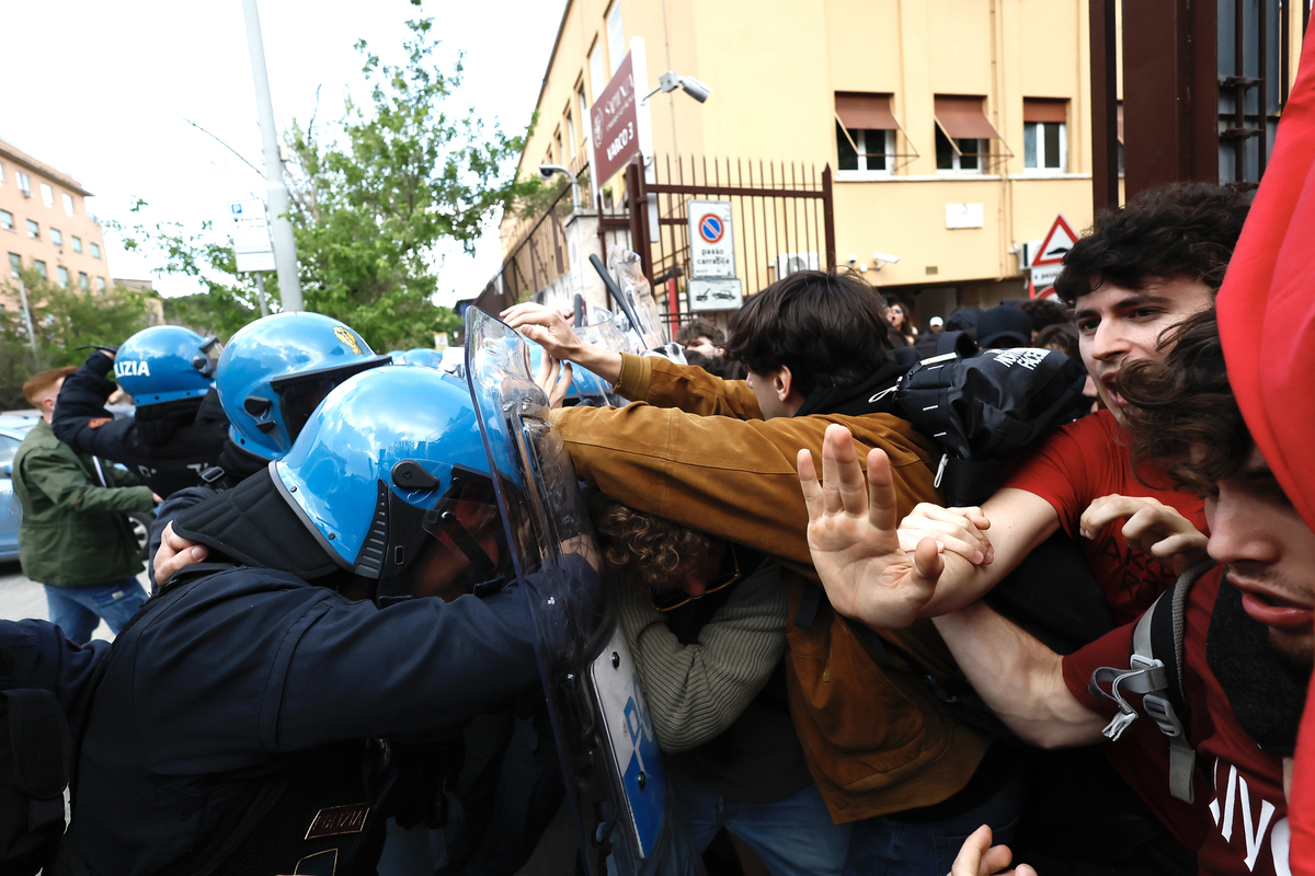 Roma, torna la violenza sessantottina. Quando Pasolini stava con i poliziotti Roma, torna la violenza sessantottina. Quando Pasolini stava con i poliziotti