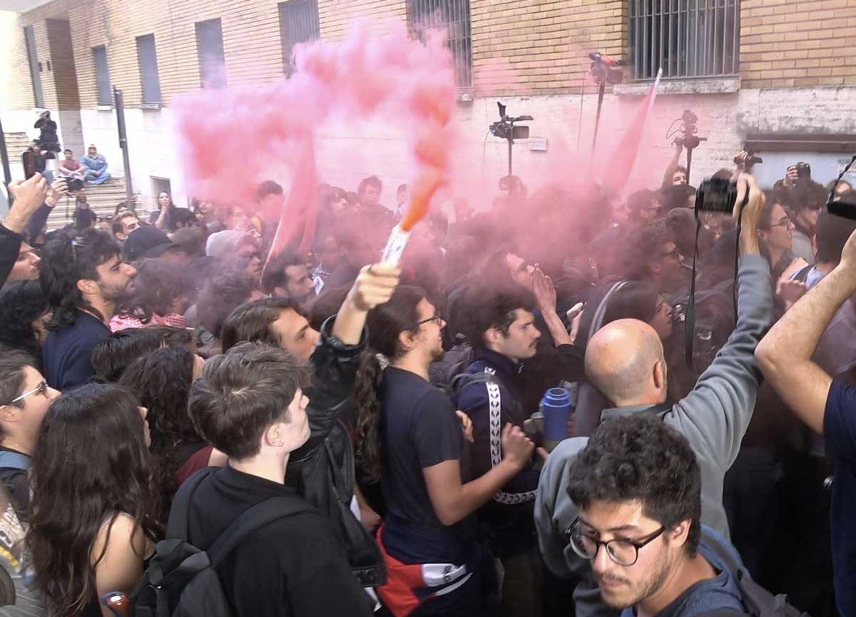 Scontri alla Sapienza, convalidati gli arresti per i due studenti fermati Scontri alla Sapienza, convalidati gli arresti per i due studenti fermati