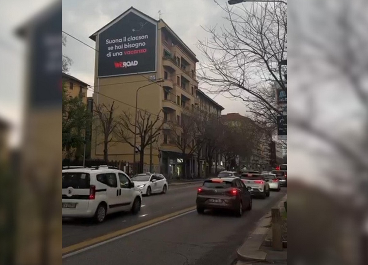 Milano, “Suona il clacson se hai bisogno di una vacanza” con Weroad VIDEO Milano, “Suona il clacson se hai bisogno di una vacanza” con Weroad VIDEO