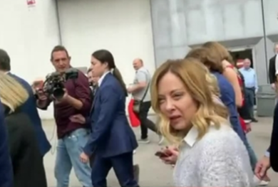 “Amadeus è scappato dalla Rai?”, Meloni stizzita. La risposta lascia di stucco
