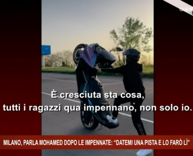 Impenna a tutta velocità in moto in centro città (e nessuno lo ferma)