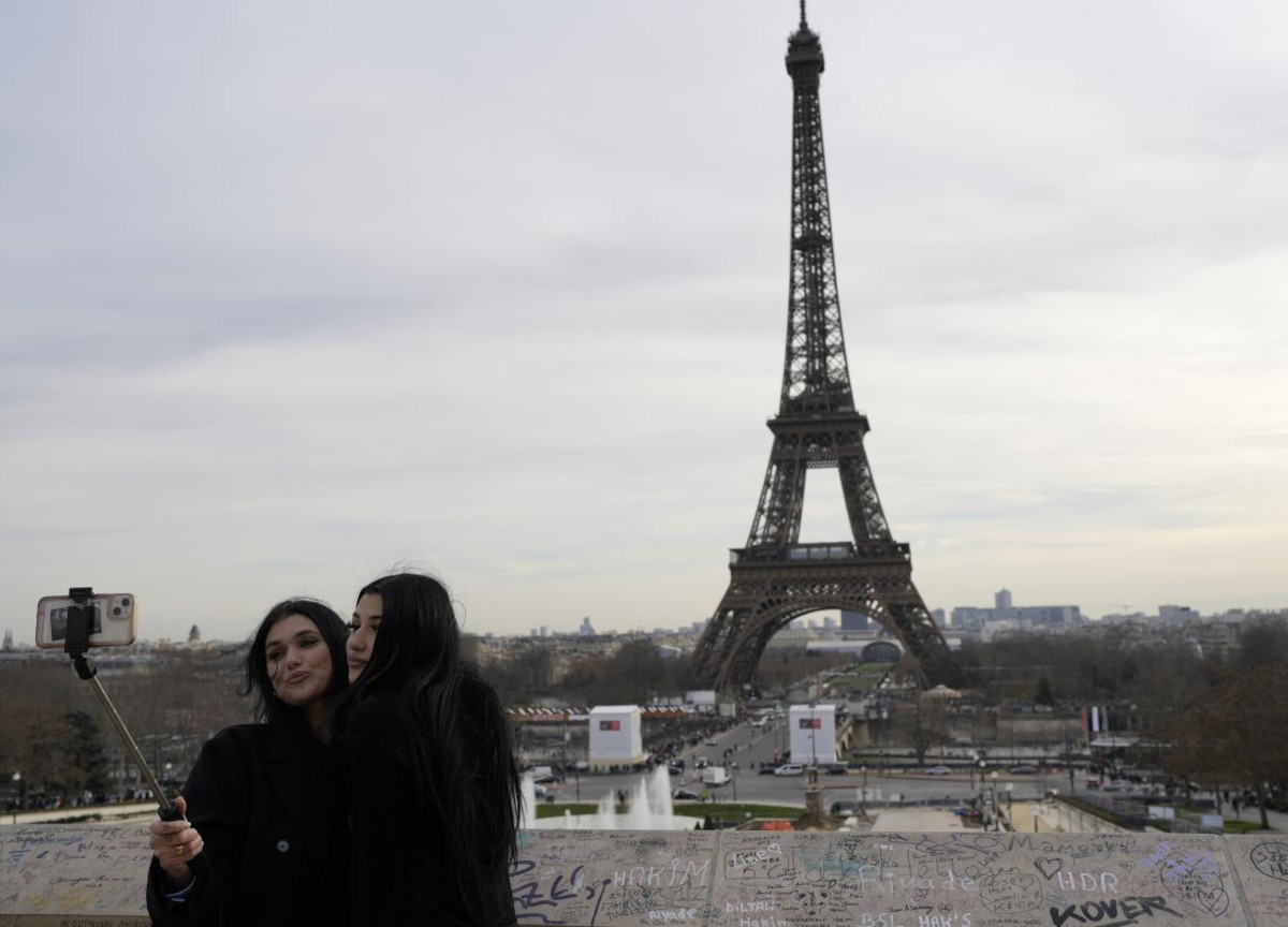 Parigi, la sfilata di cammelli sotto la Torre Eiffel. Animalisti in rivolta Parigi, la sfilata di cammelli sotto la Torre Eiffel. Animalisti in rivolta
