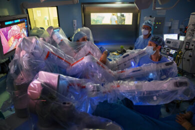 Due tumori un solo intervento, successo per il robot Hugo del Sant’Orsola