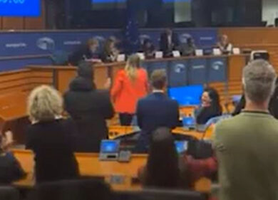 Grillo snobbato a Bruxelles: lui parla e la gente in platea si alza e se ne va