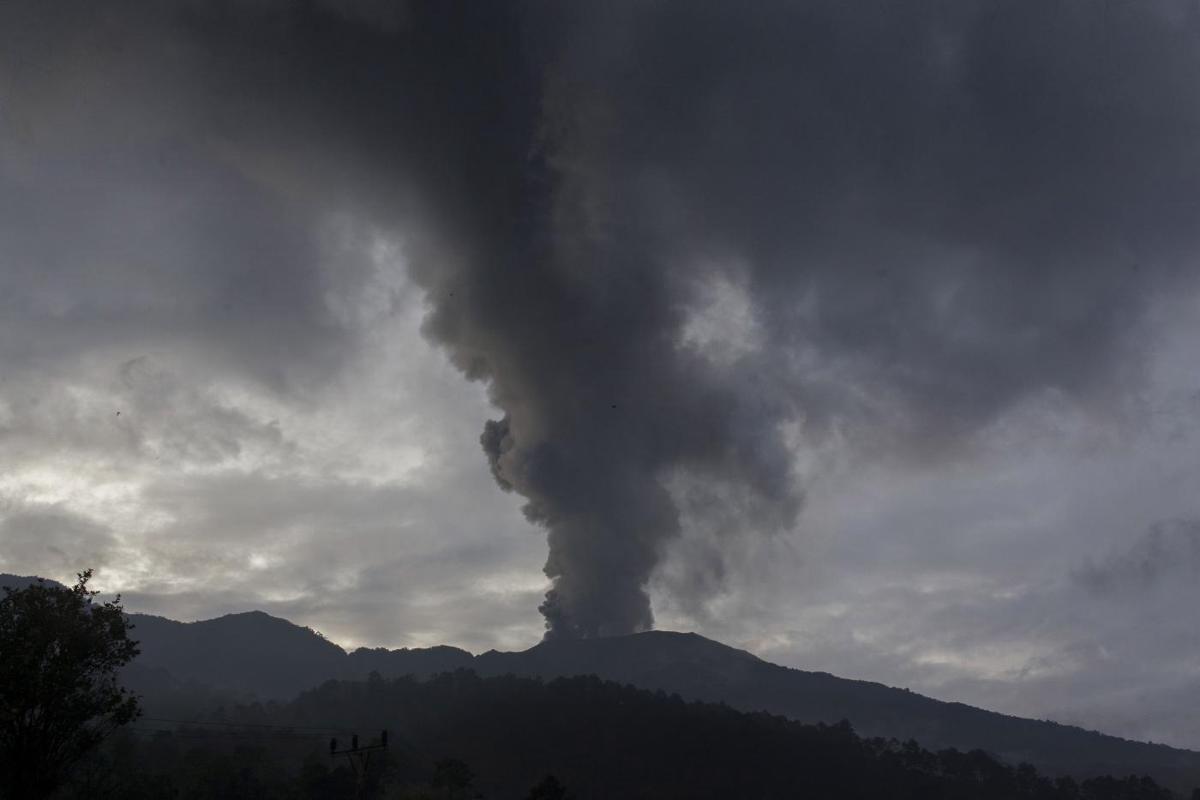 Erutta il vulcano Ruang, scatta il livello massimo allerta. Rischio tsunami Erutta il vulcano Ruang, scatta il livello massimo allerta. Rischio tsunami