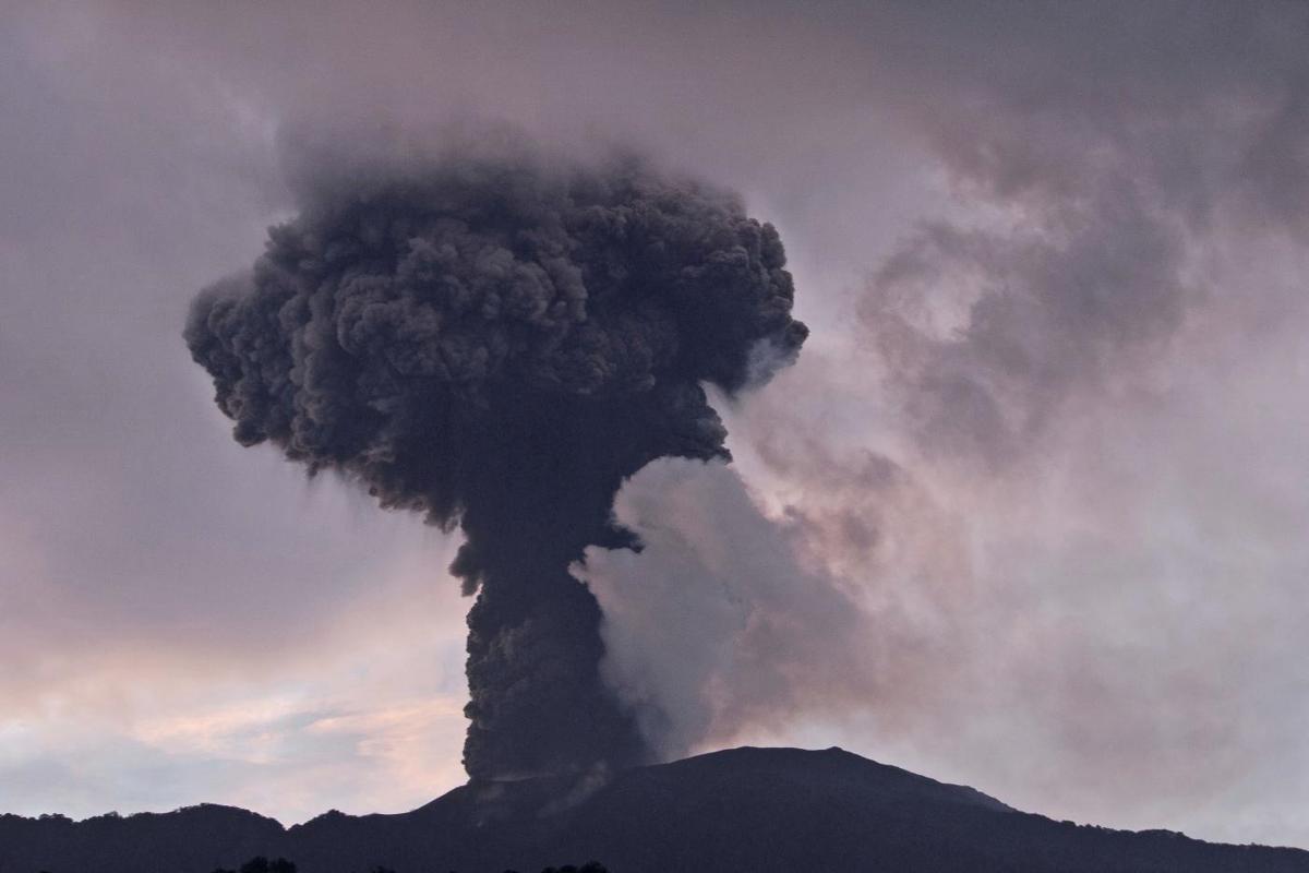 Erutta il vulcano Ruang, scatta il livello massimo allerta. Rischio tsunami Erutta il vulcano Ruang, scatta il livello massimo allerta. Rischio tsunami