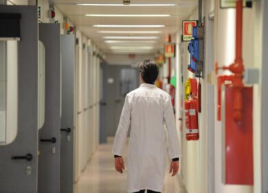 Il 22enne che ha accoltellato l’ex in ospedale: “Voci mi dicevano di uccidere”