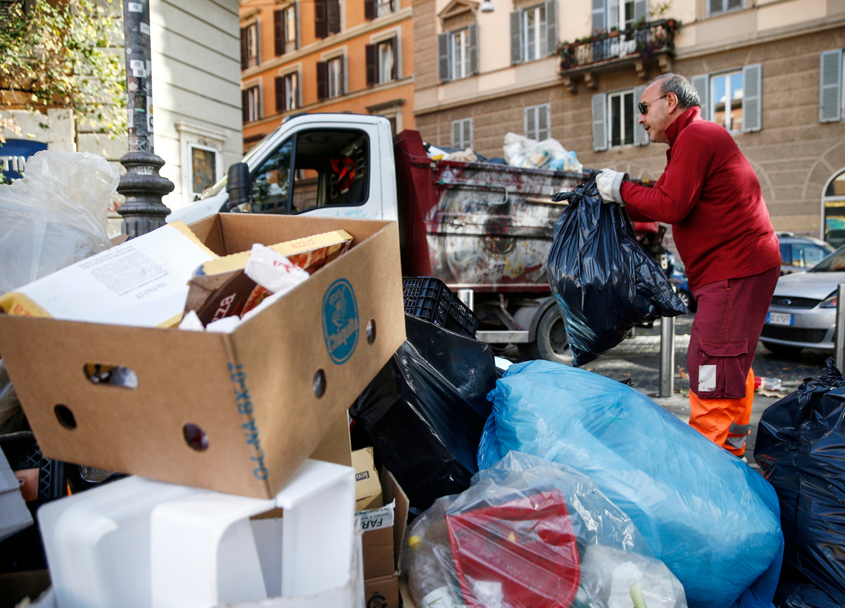Galleria foto 'Rifiuti, nella città pattumiera aumenta ancora la Tari: Ama, rincari del 2,87%' - foto 1