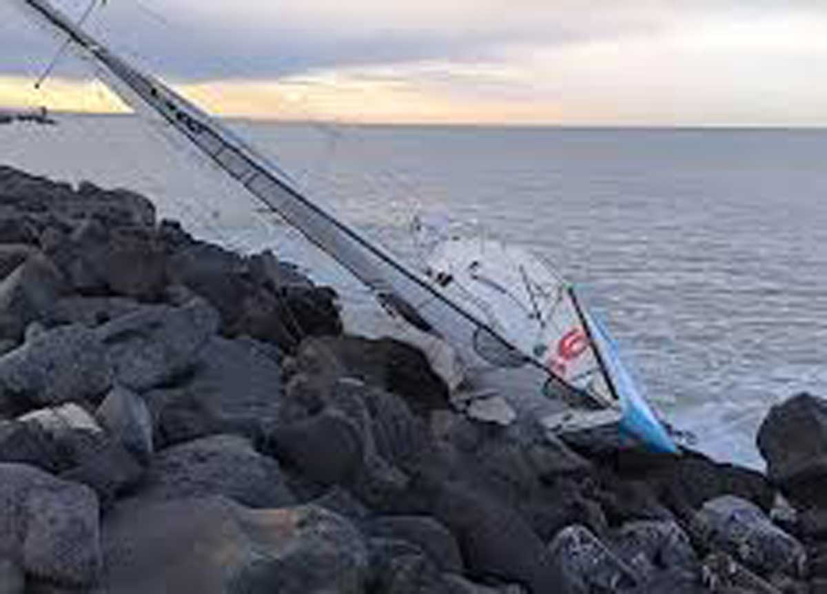 Ostia, barca a vela affonda in mare: salvati i due velisti che erano a bordo