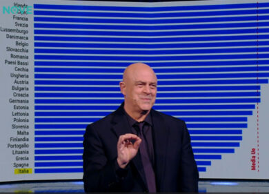 Crozza/monologo sulla natalità: «Tagli ai centri estivi? Meloni, alle giovani coppie che vogliono procreare non mandare in vacca l’estate!»