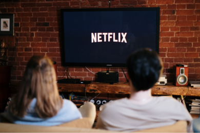 Netflix fa il pieno di abbonati: lo stop ai doppi utenti gonfia i ricavi