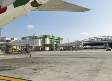 Il volo da Abu Dabi ritarda: famiglia risarcita con 3mila euro grazie a Codici