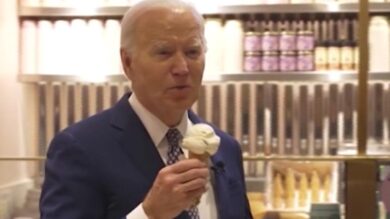 Biden, ennesima gaffe: “Mio zio mangiato dai cannibali”. Imbarazzo negli Usa