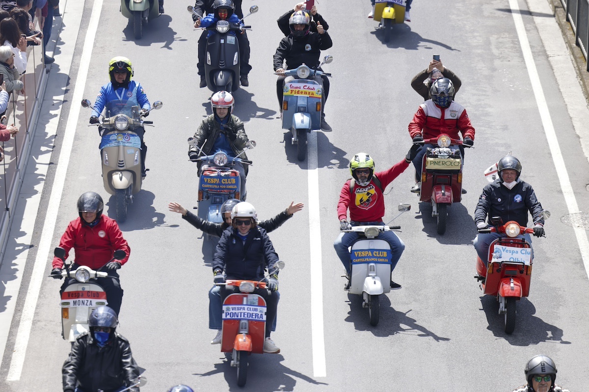 Vespa World Days: 15.000 Vespa Colorano Pontedera