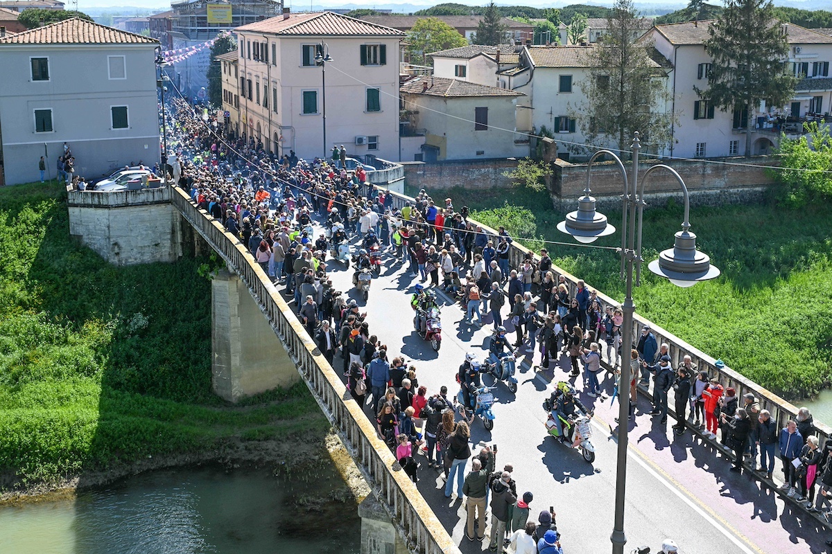 Vespa World Days: 15.000 Vespa Colorano Pontedera