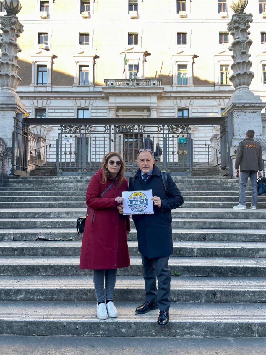 Europee, la lista di Cateno De Luca è il primo simbolo depositato al Viminale Europee, la lista di Cateno De Luca è il primo simbolo depositato al Viminale