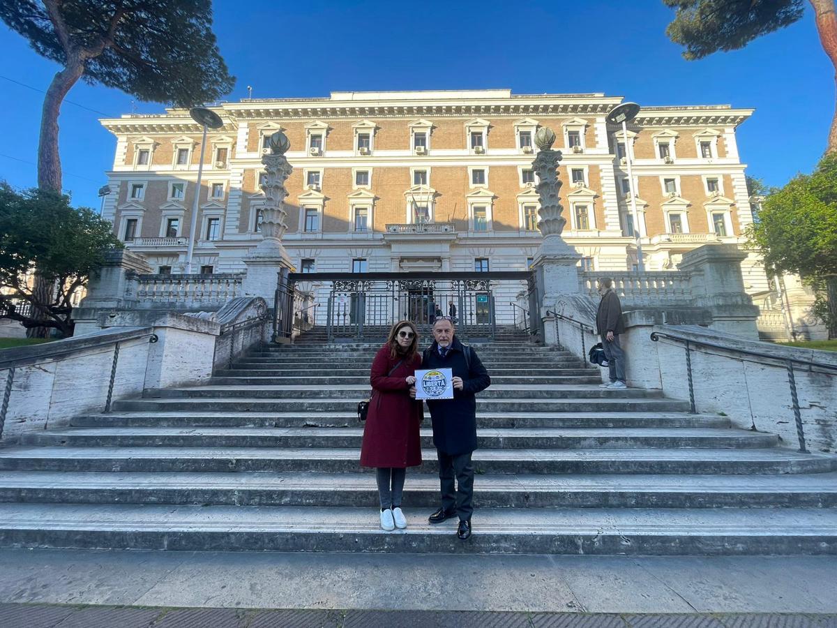 Europee, la lista di Cateno De Luca è il primo simbolo depositato al Viminale Europee, la lista di Cateno De Luca è il primo simbolo depositato al Viminale