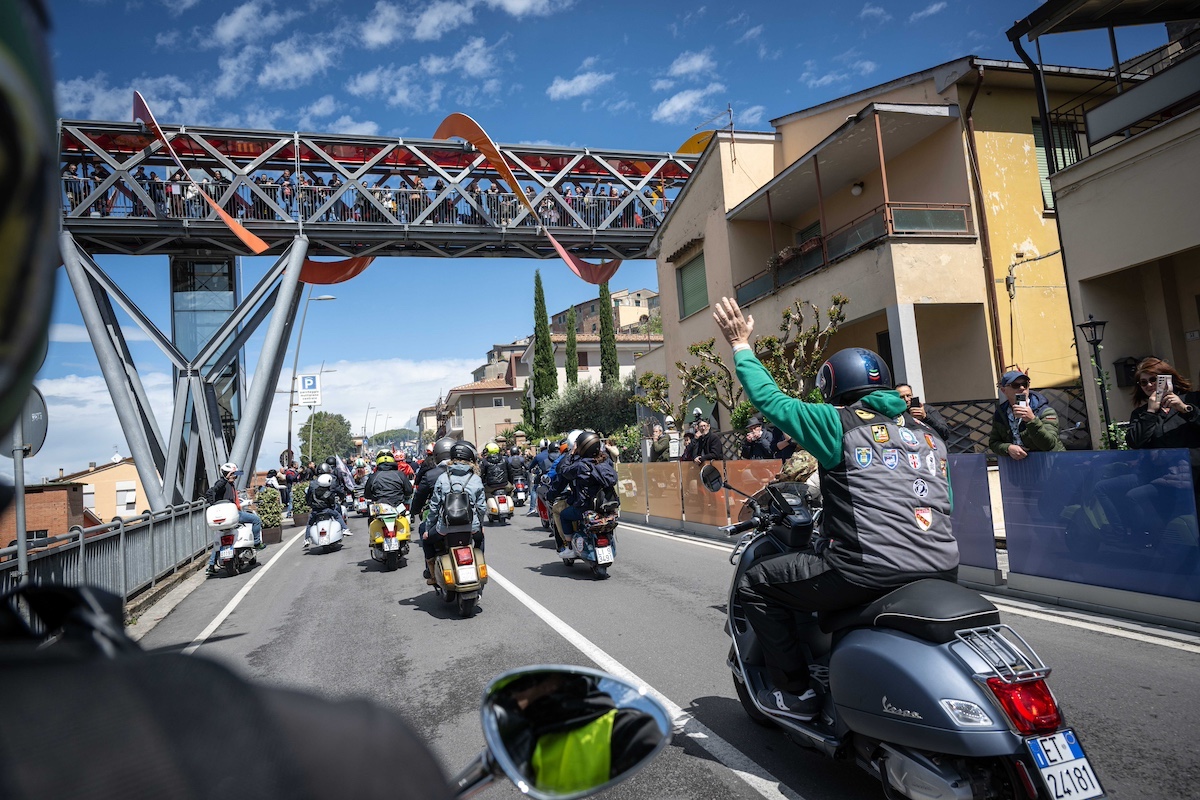 Vespa World Days 2024: oltre 30mila vespisti convergono a Pontedera Vespa World Days 2024: oltre 30mila vespisti convergono a Pontedera