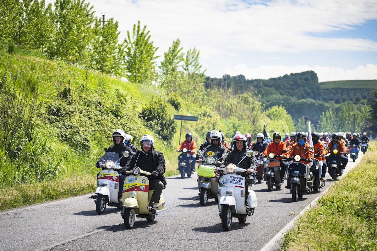 Vespa World Days 2024: oltre 30mila vespisti convergono a Pontedera Vespa World Days 2024: oltre 30mila vespisti convergono a Pontedera