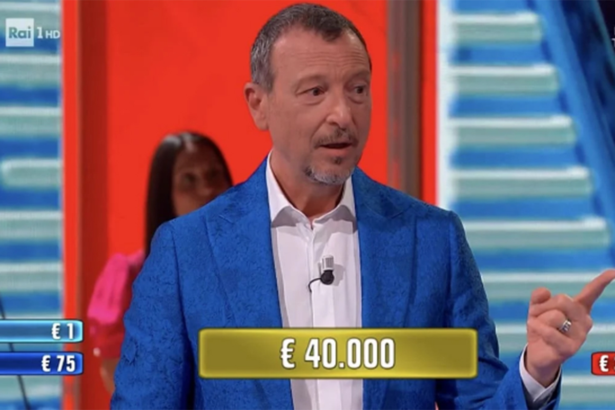 Affari Tuoi dopo Amadeus: spunta un nome a sorpresa dopo Stefano De Martino Affari Tuoi dopo Amadeus: spunta un nome a sorpresa dopo Stefano De Martino