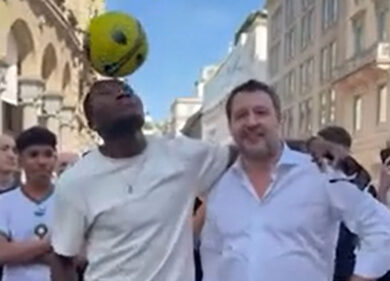 Salvini incontra a Milano il campione di palleggi con la testa Gilbert Nana