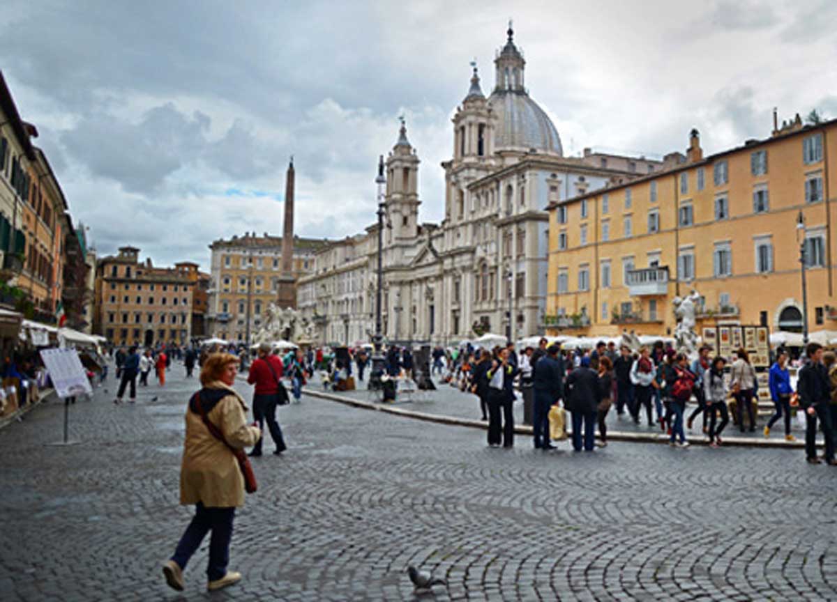 Piazza Navona, coppia fa sesso in finestra: il video spopola sui social Piazza Navona, coppia fa sesso in finestra: il video spopola sui social