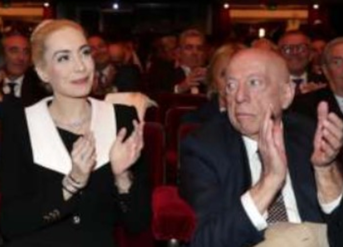 Forza Italia, Marta Fascina al comizio con abito nero e capelli raccolti
