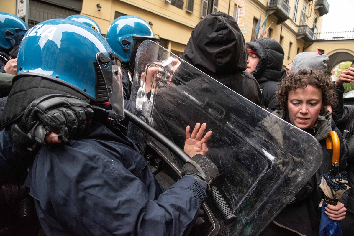 Torino, scontri al corteo pro-Gaza: agenti feriti. Lollobrigida: “Squadracce” Torino, scontri al corteo pro-Gaza: agenti feriti. Lollobrigida: “Squadracce”