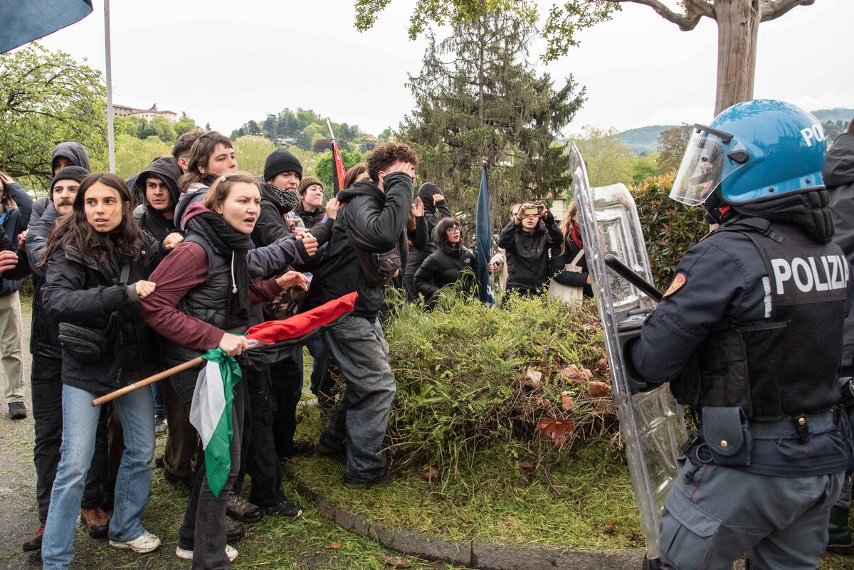Torino, scontri al corteo pro-Gaza: agenti feriti. Lollobrigida: “Squadracce” Torino, scontri al corteo pro-Gaza: agenti feriti. Lollobrigida: “Squadracce”