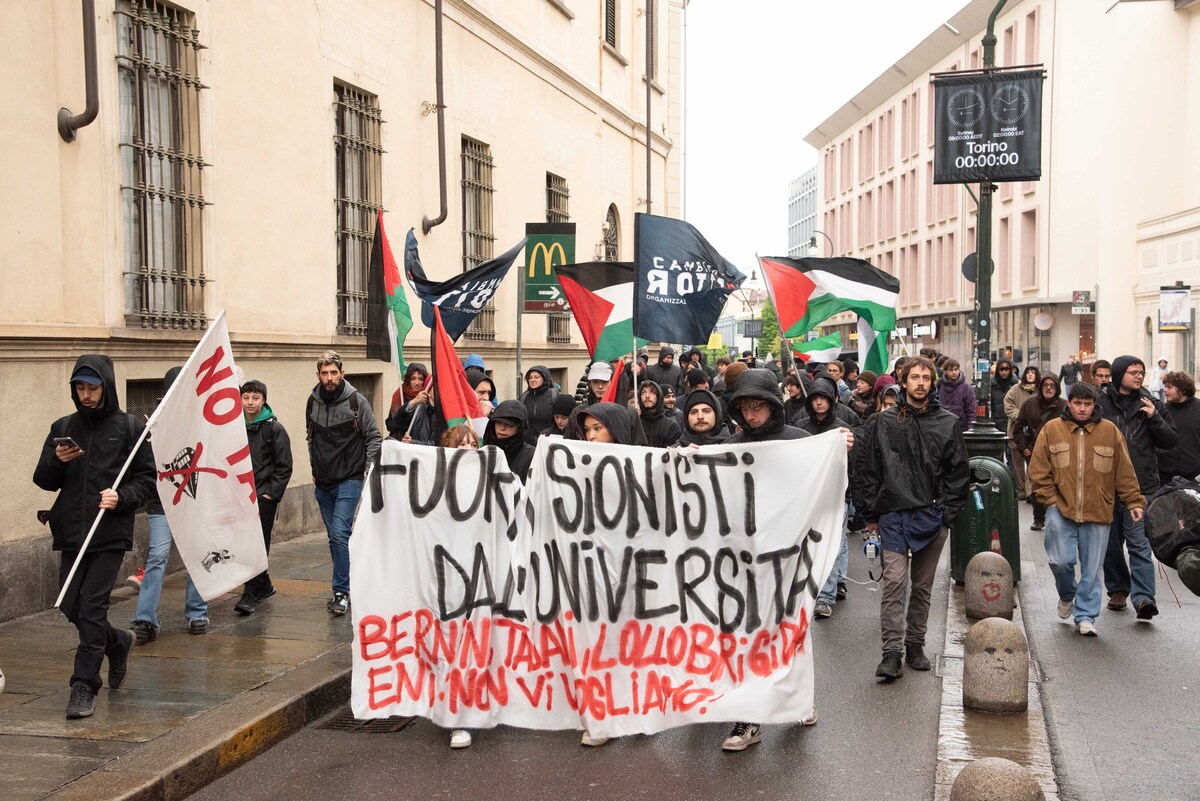 Torino, scontri al corteo pro-Gaza: agenti feriti. Lollobrigida: “Squadracce” Torino, scontri al corteo pro-Gaza: agenti feriti. Lollobrigida: “Squadracce”