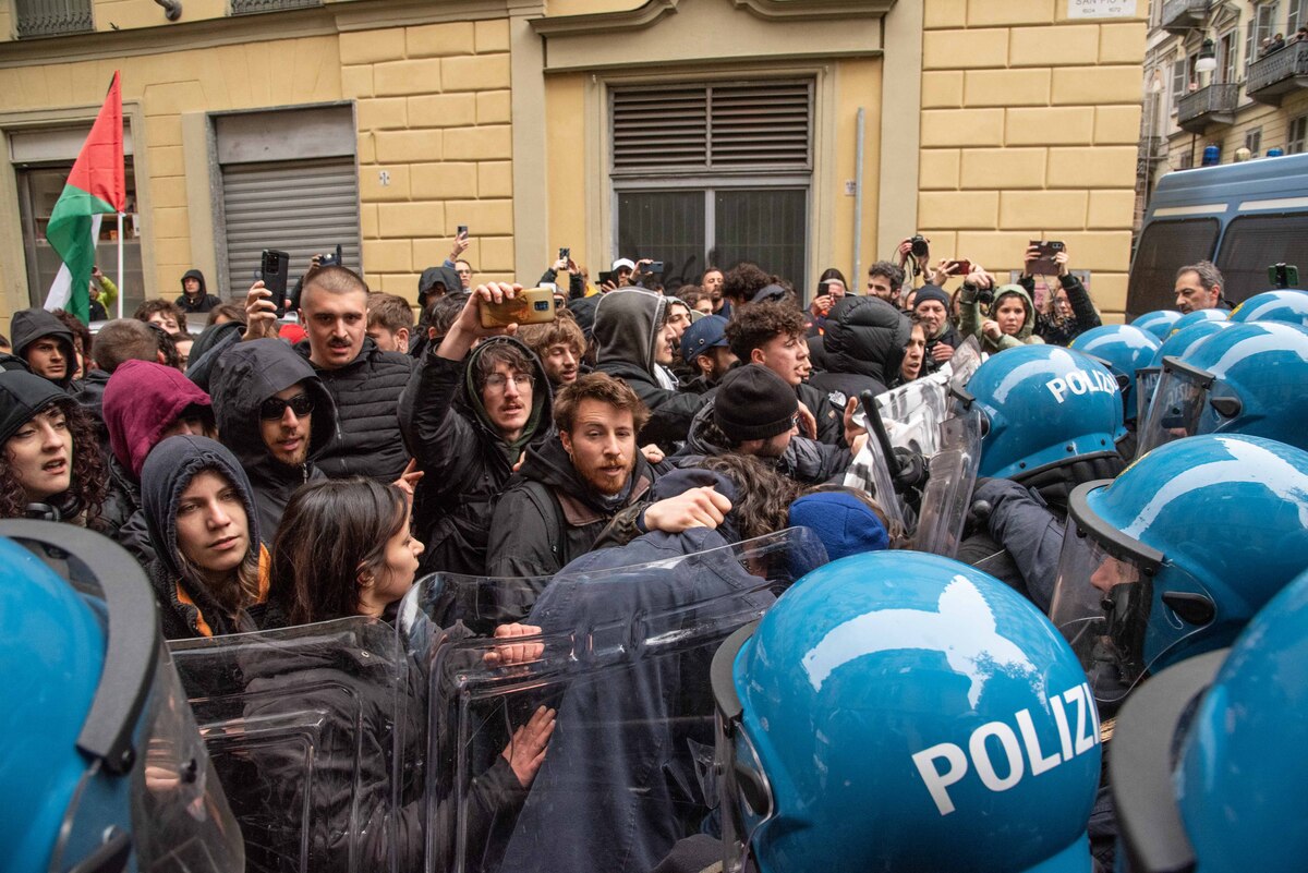 Torino, scontri al corteo pro-Gaza: agenti feriti. Lollobrigida: “Squadracce” Torino, scontri al corteo pro-Gaza: agenti feriti. Lollobrigida: “Squadracce”