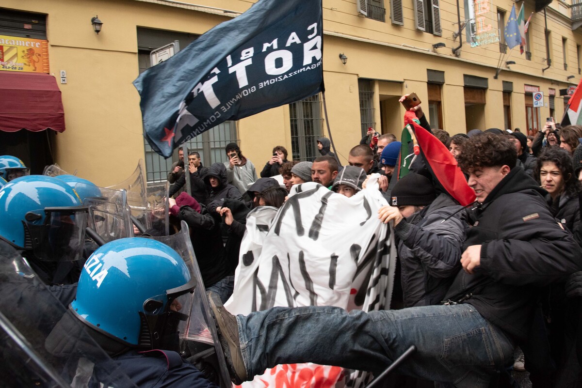 Torino, scontri al corteo pro-Gaza: agenti feriti. Lollobrigida: “Squadracce” Torino, scontri al corteo pro-Gaza: agenti feriti. Lollobrigida: “Squadracce”