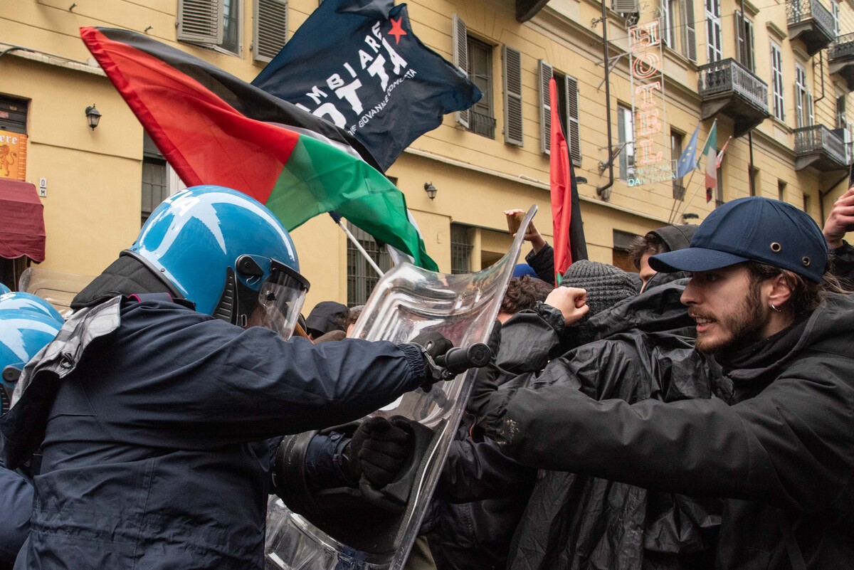 Torino, scontri al corteo pro-Gaza: agenti feriti. Lollobrigida: “Squadracce” Torino, scontri al corteo pro-Gaza: agenti feriti. Lollobrigida: “Squadracce”